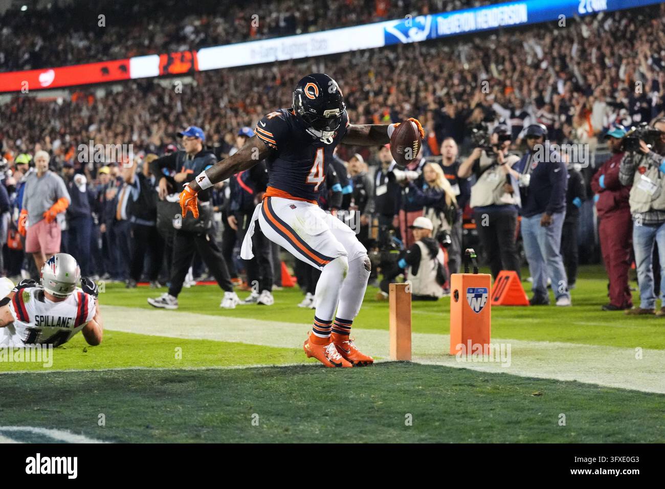 Chicago Bears running back D'Andre Swift (4) rushes for a touchdown ...