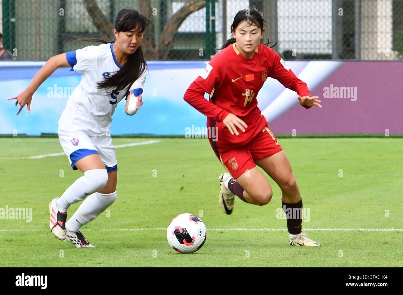 (261023) -- RABAT, Oct. 23, 2026 (Xinhua) -- China's Li Yaqi (R) vies ...
