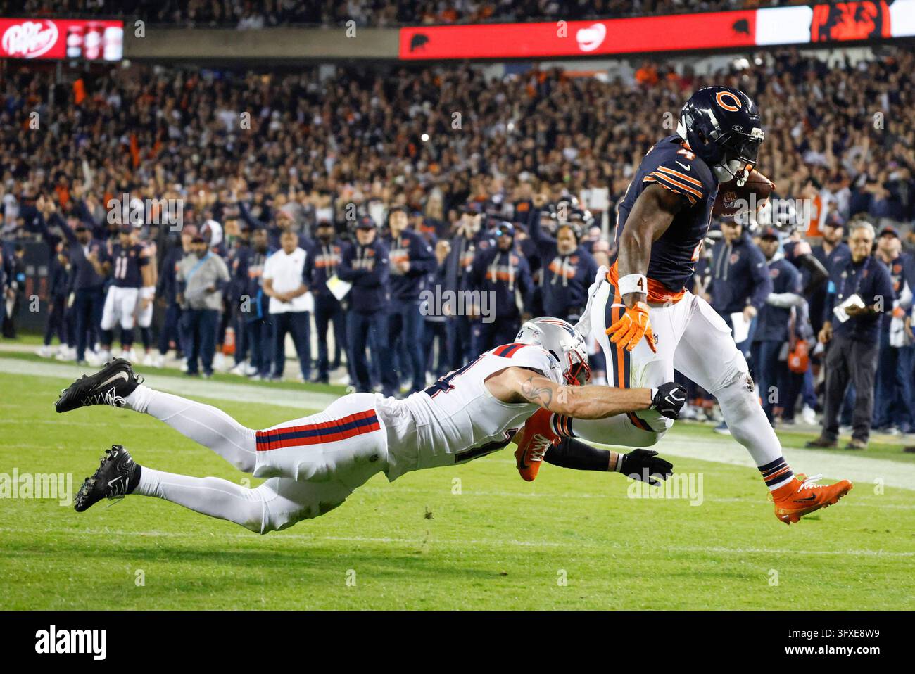 Chicago Bears running back D'Andre Swift (4) runs in for a touchdown ...