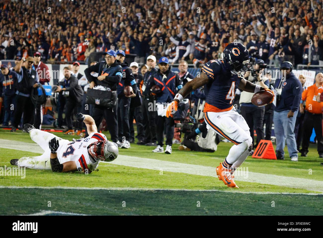 Chicago Bears running back D'Andre Swift (4) runs in for a touchdown ...