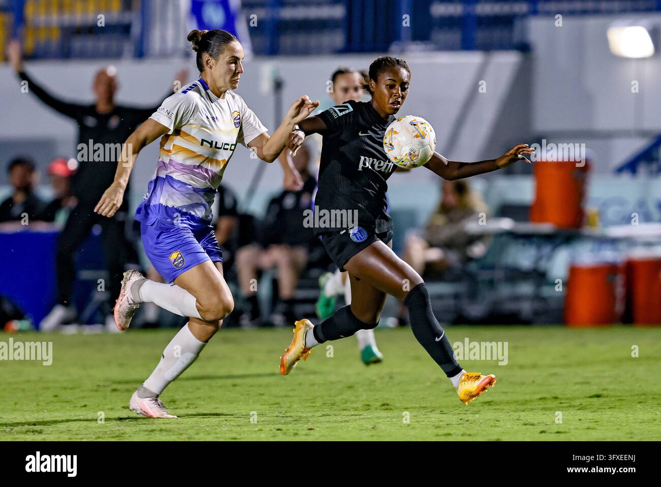 DAVIE, FL - OCTOBER 22: Fort Lauderdale United Forward Sh'nia Gordon ...