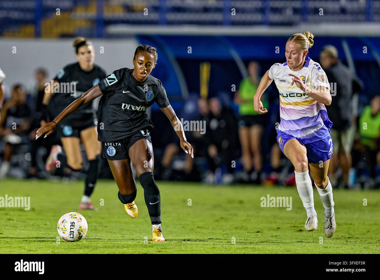 DAVIE, FL - OCTOBER 22: Fort Lauderdale United forward Sh'nia Gordon ...
