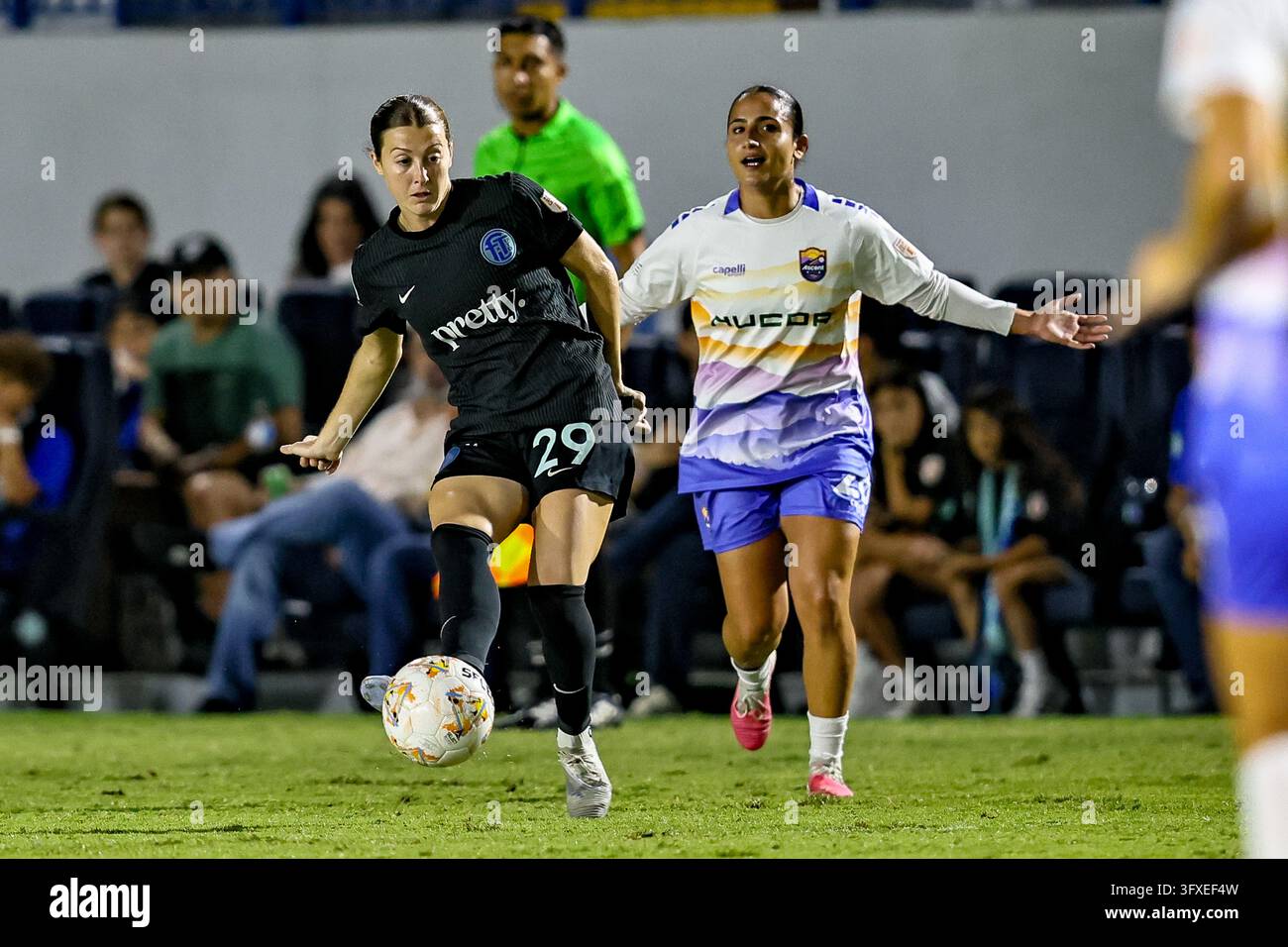 DAVIE, FL - OCTOBER 22: Fort Lauderdale United defender Kelli Van ...