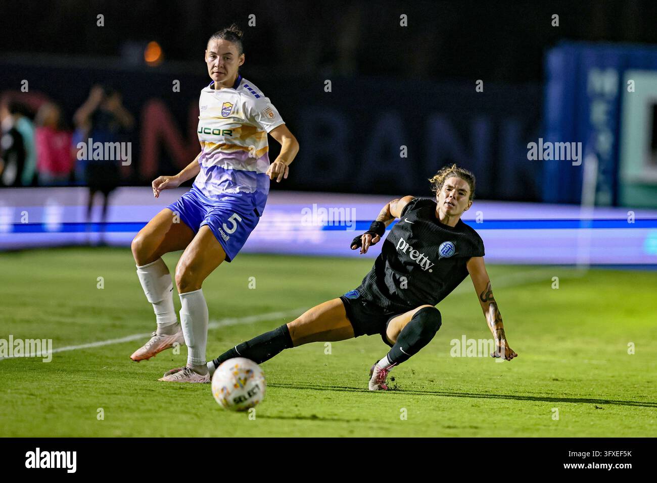 DAVIE, FL - OCTOBER 22: Fort Lauderdale United forward Grace Cutler (7 ...