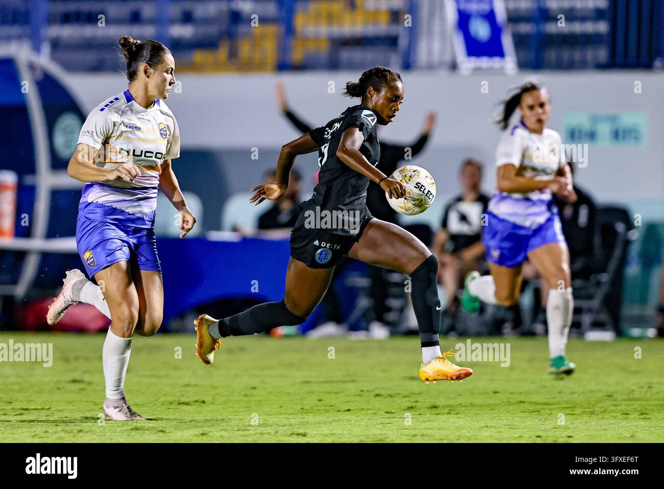 DAVIE, FL - OCTOBER 22: Fort Lauderdale United Forward Sh'nia Gordon ...