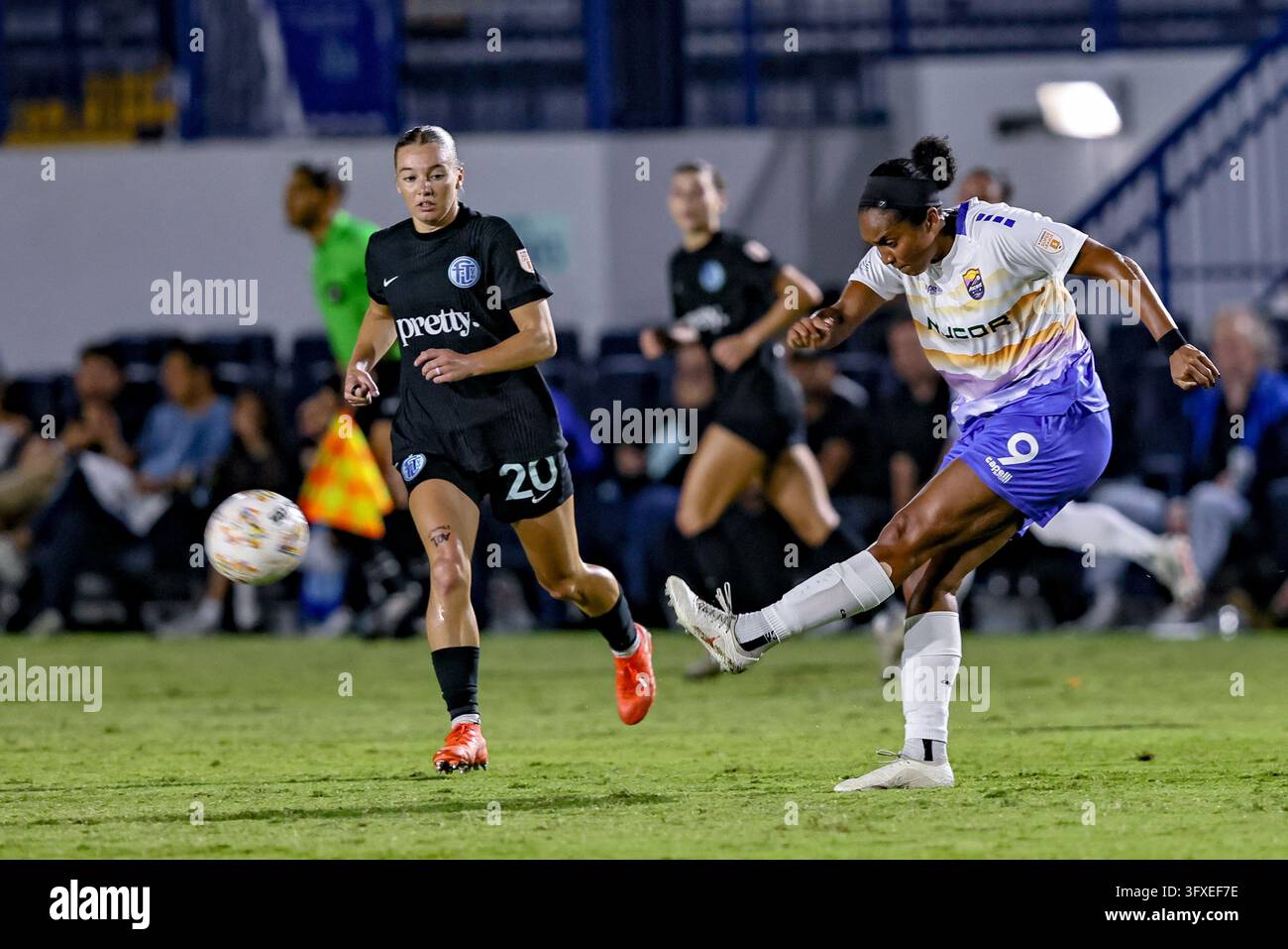 DAVIE, FL - OCTOBER 22: Carolina Ascent FC midfielder Mia Corbin (9 ...