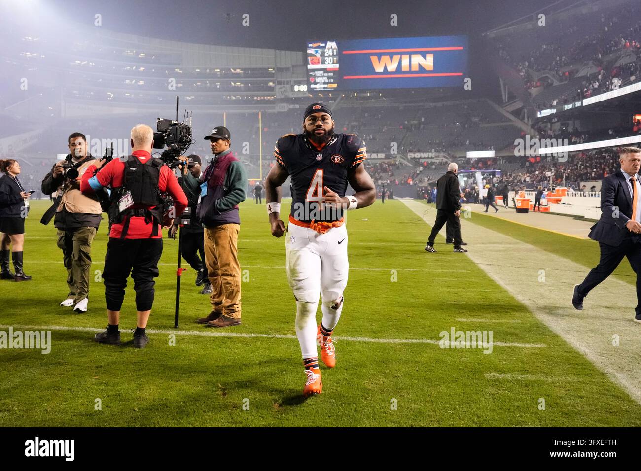 Chicago Bears running back D'Andre Swift (4) jogs off the field after ...