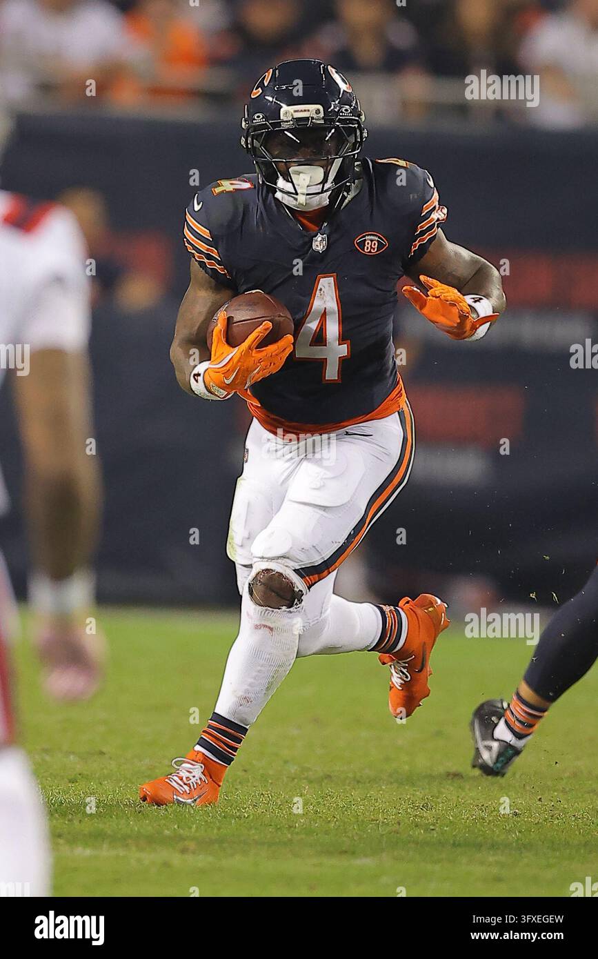 Chicago Bears running back D'Andre Swift (4) runs with the ball during ...