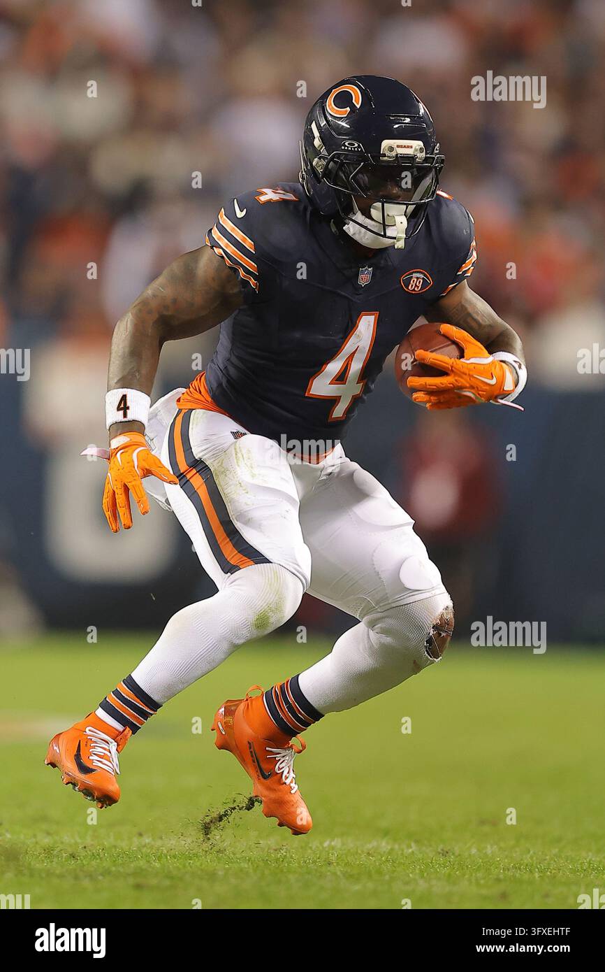 Chicago Bears running back D'Andre Swift (4) runs with the ball during ...
