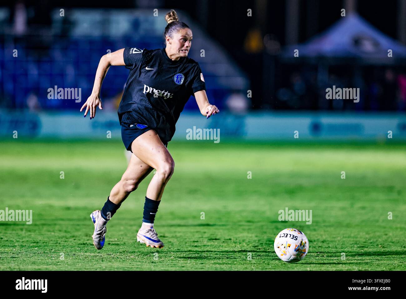 DAVIE, FL - OCTOBER 22: Fort Lauderdale United defender Ella Simpson ...