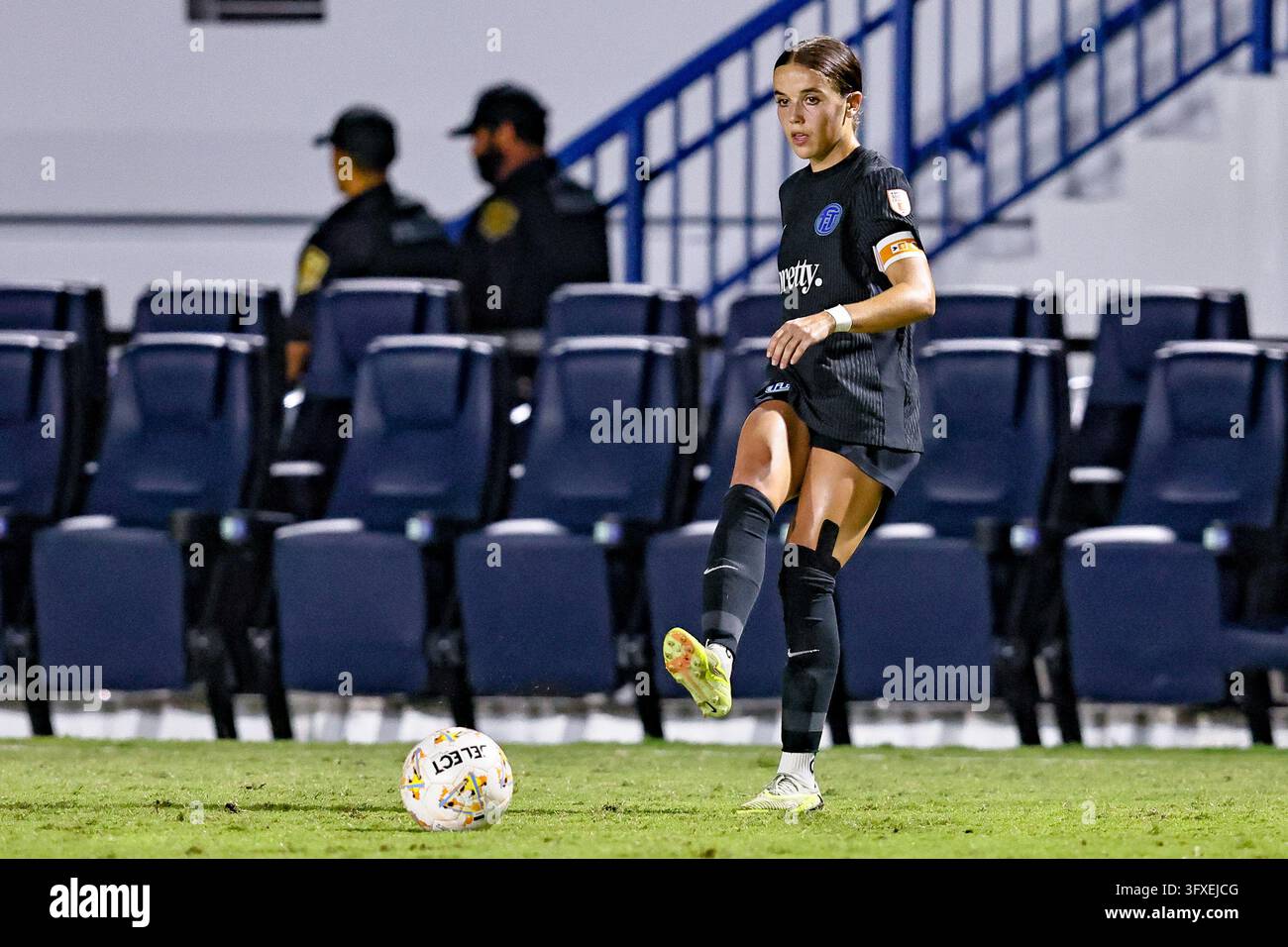 DAVIE, FL - OCTOBER 22: Fort Lauderdale United defender Haley Thomas ...