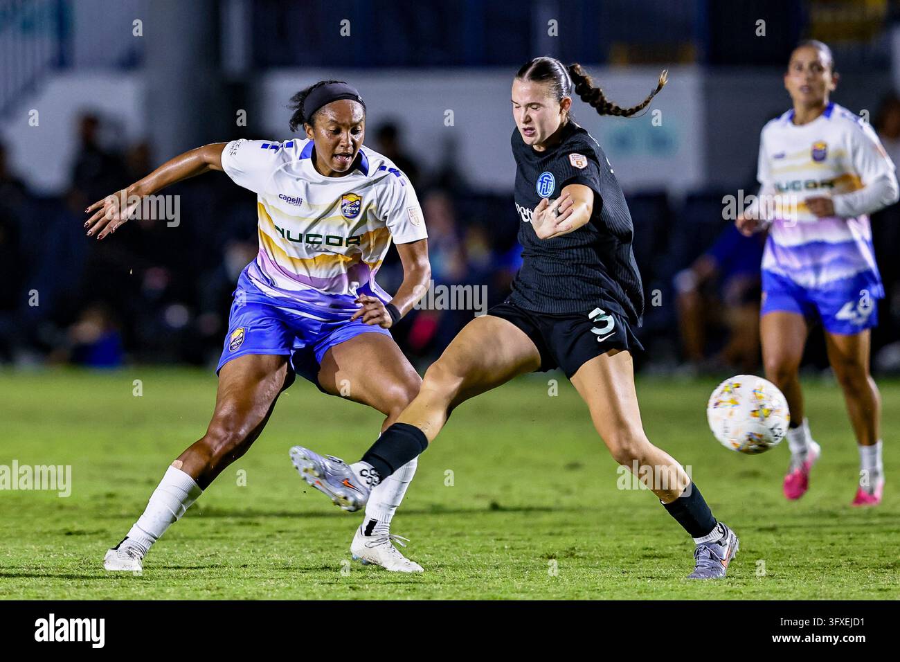 DAVIE, FL - OCTOBER 22: Carolina Ascent FC midfielder Mia Corbin (9 ...