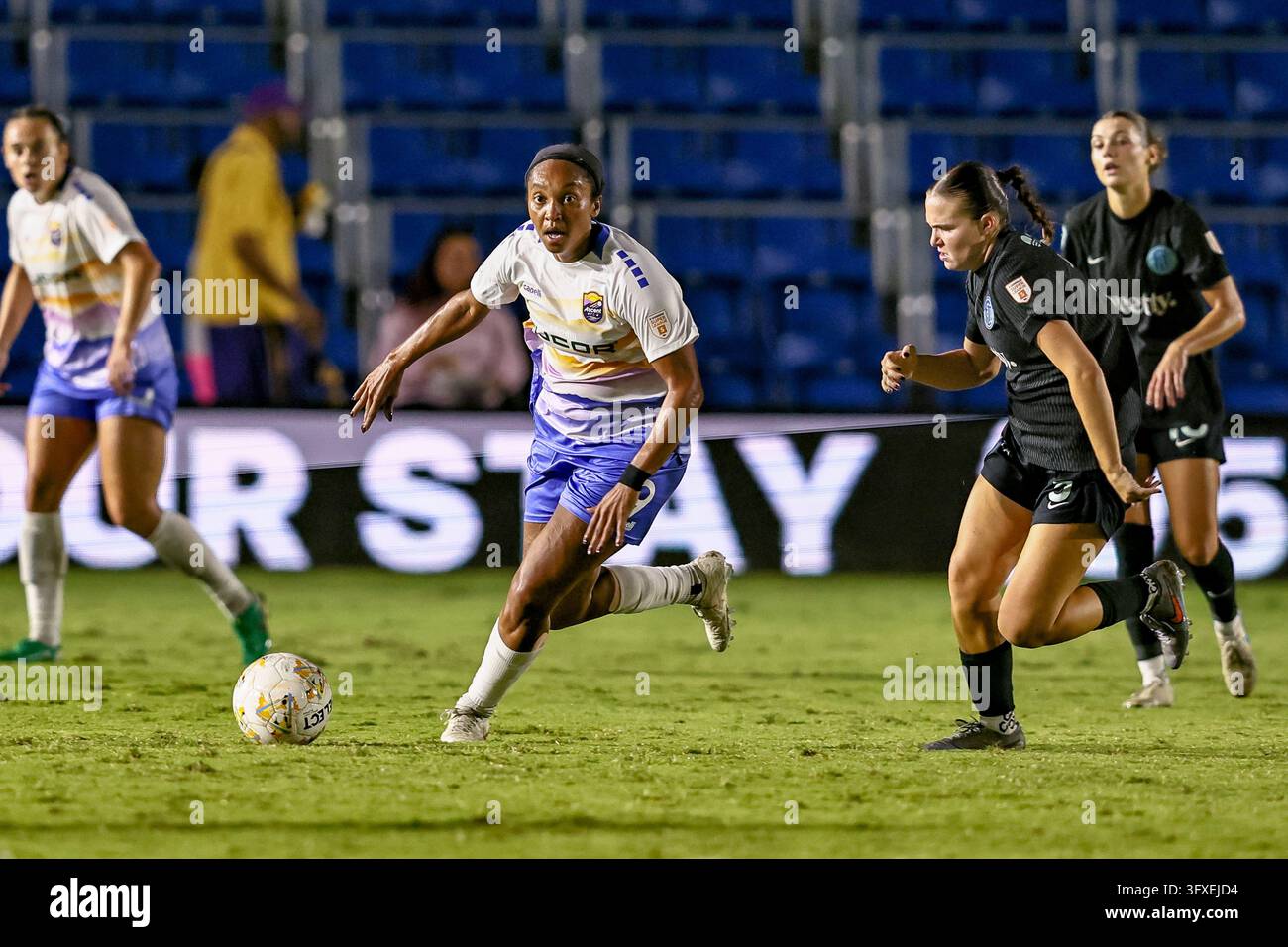 DAVIE, FL - OCTOBER 22: Carolina Ascent FC midfielder Mia Corbin (9 ...