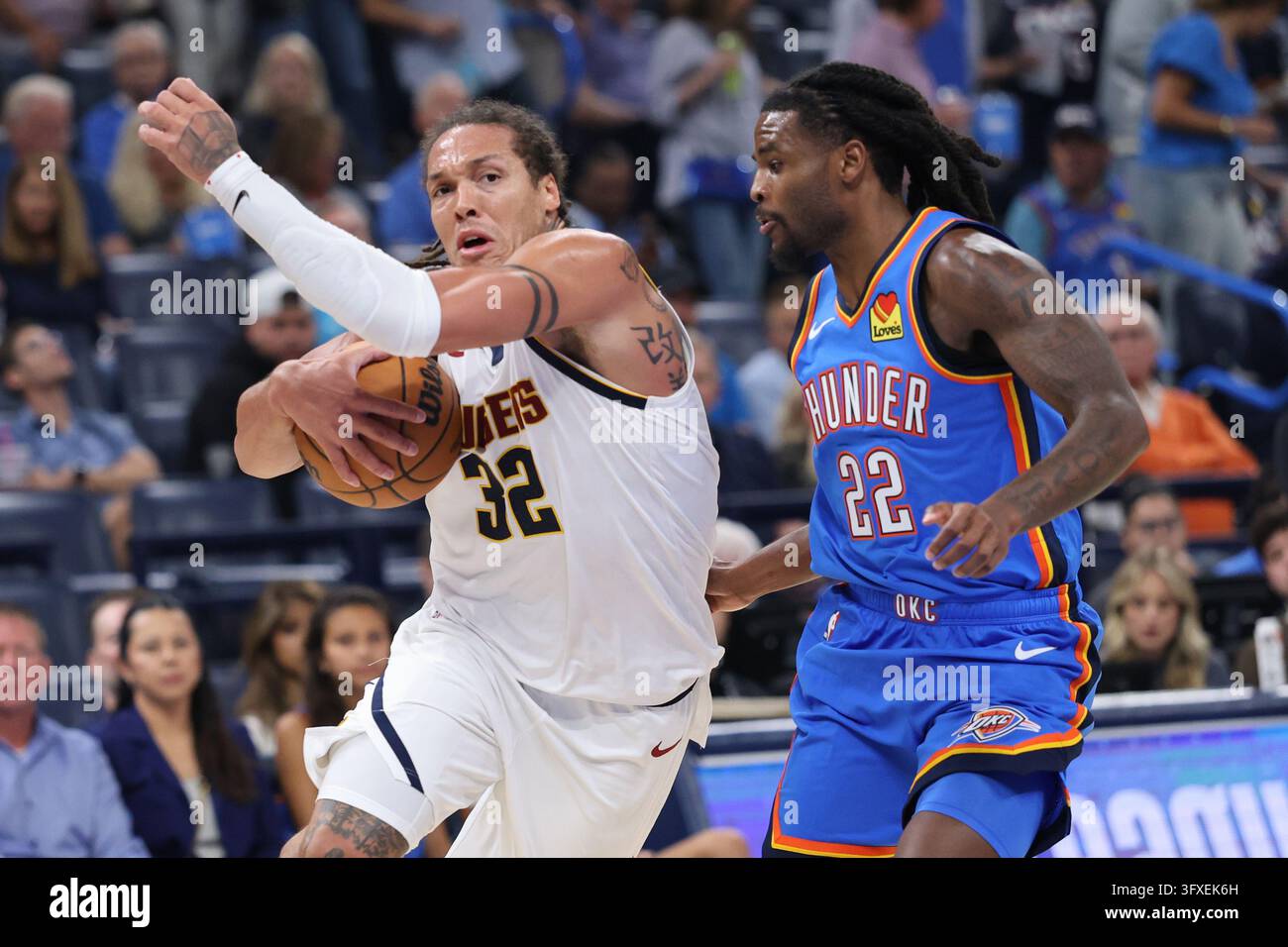 Thgunder Vector Denver Nuggets forward Aaron Gordon (32) drives against Oklahoma City ...