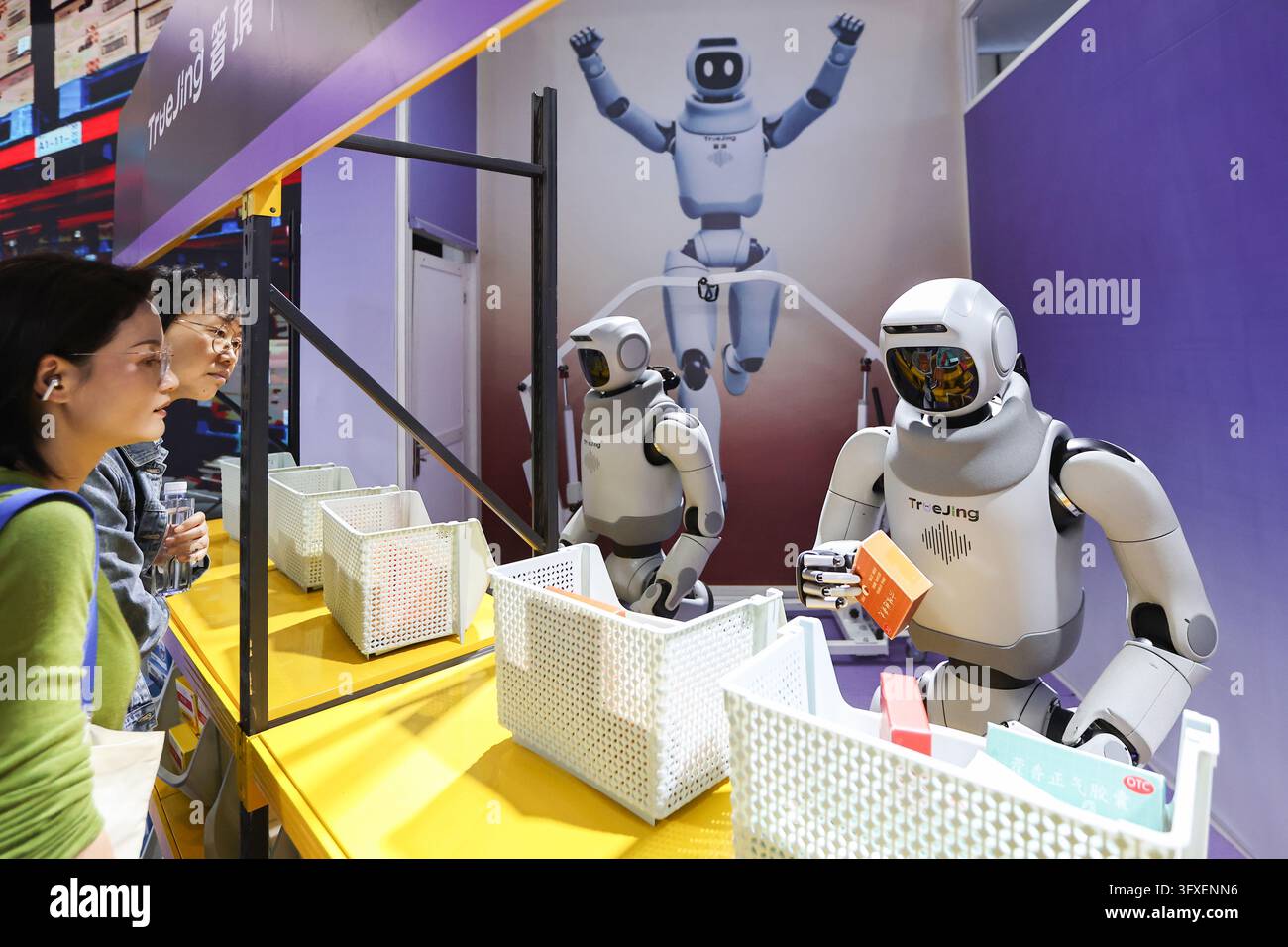 The photo shows a logistics sorting robot catching the eyes of visitors ...