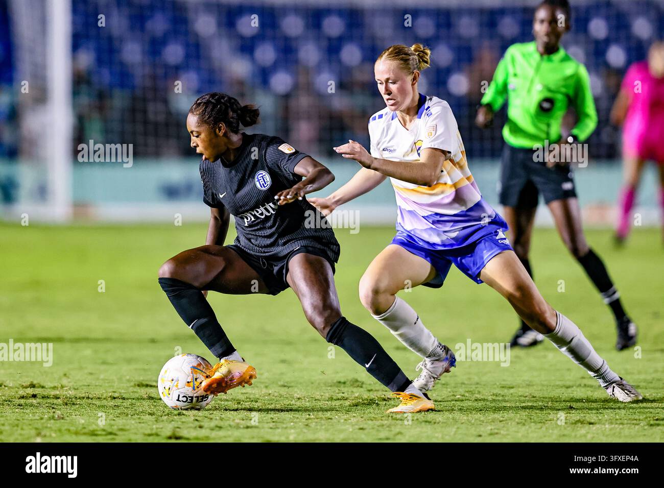 DAVIE, FL - OCTOBER 22: Fort Lauderdale United Forward Sh'nia Gordon ...