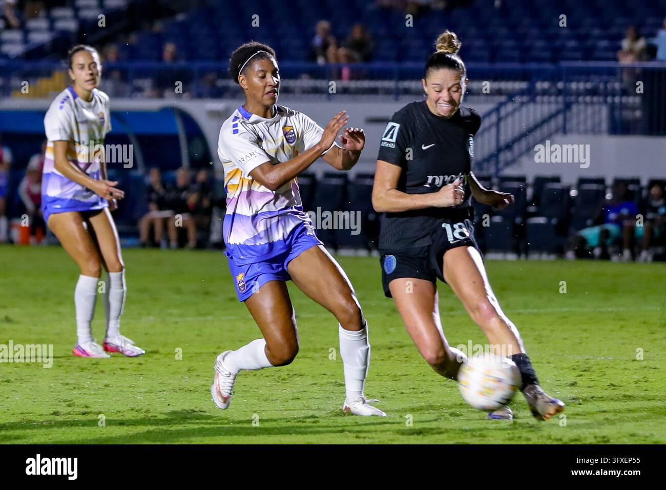 DAVIE, FL - OCTOBER 22: Fort Lauderdale United defender Ella Simpson ...