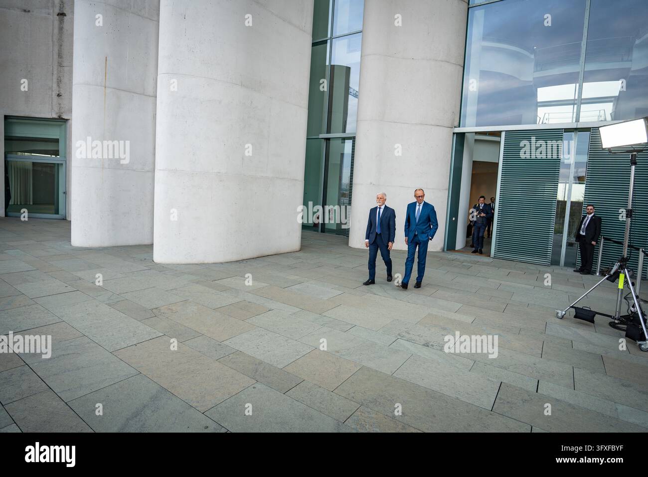 Chancellor Friedrich Merz welcomes the President of the Czech Republic ...
