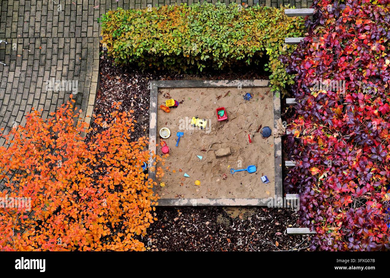 Sand Box Fall 21.10.2026, Berlin - Deutschland. Leerer Sandkasten im Herbst ...