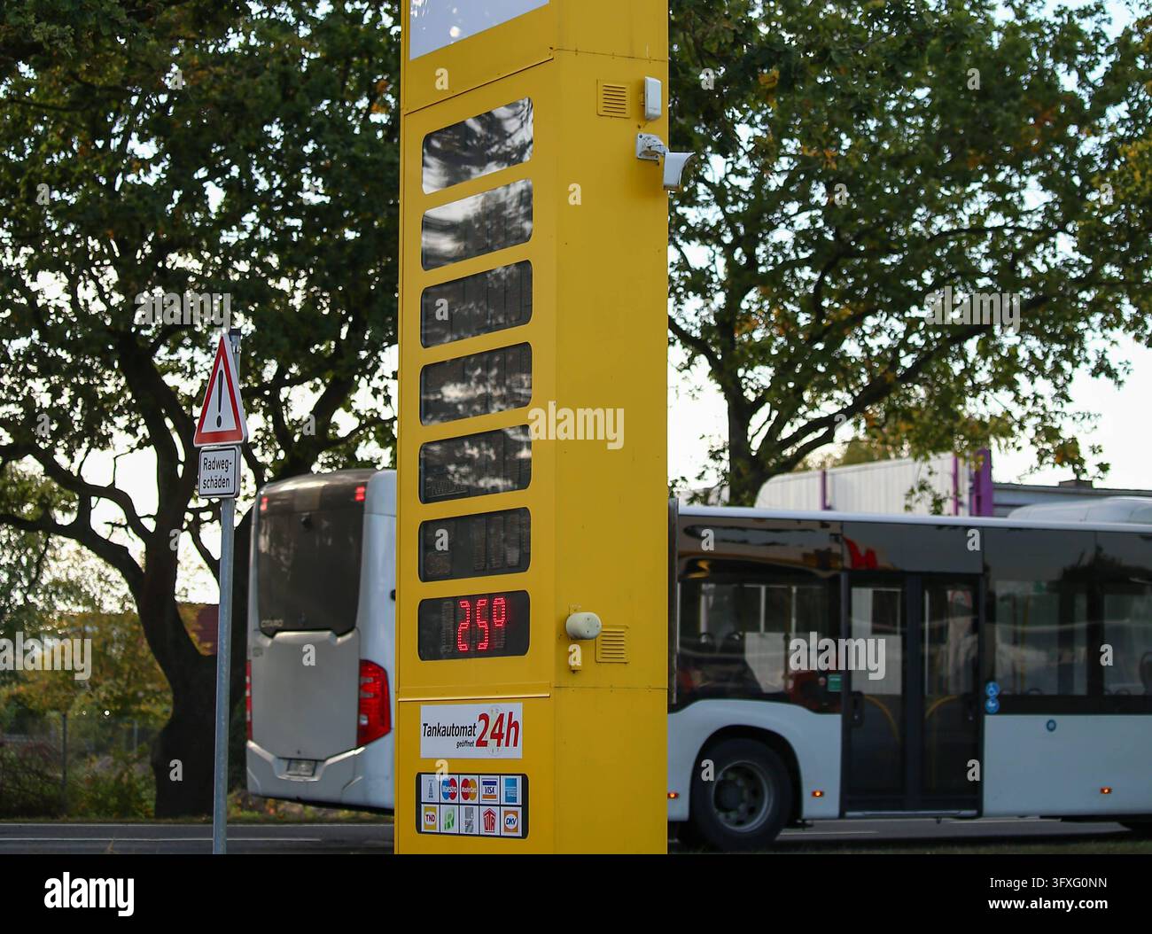 Deutschland, Europa: Eine gelbe Anzeigesäule einer Tankstelle steht vor ...