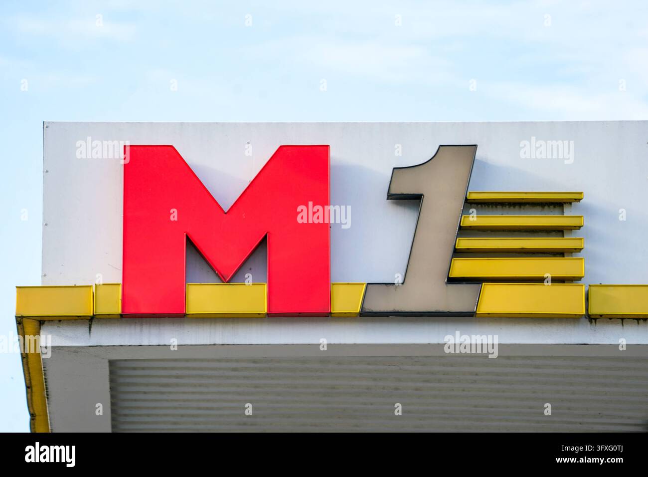 Deutschland, Europa: Das M1-Logo mit rotem Buchstaben und gelben ...