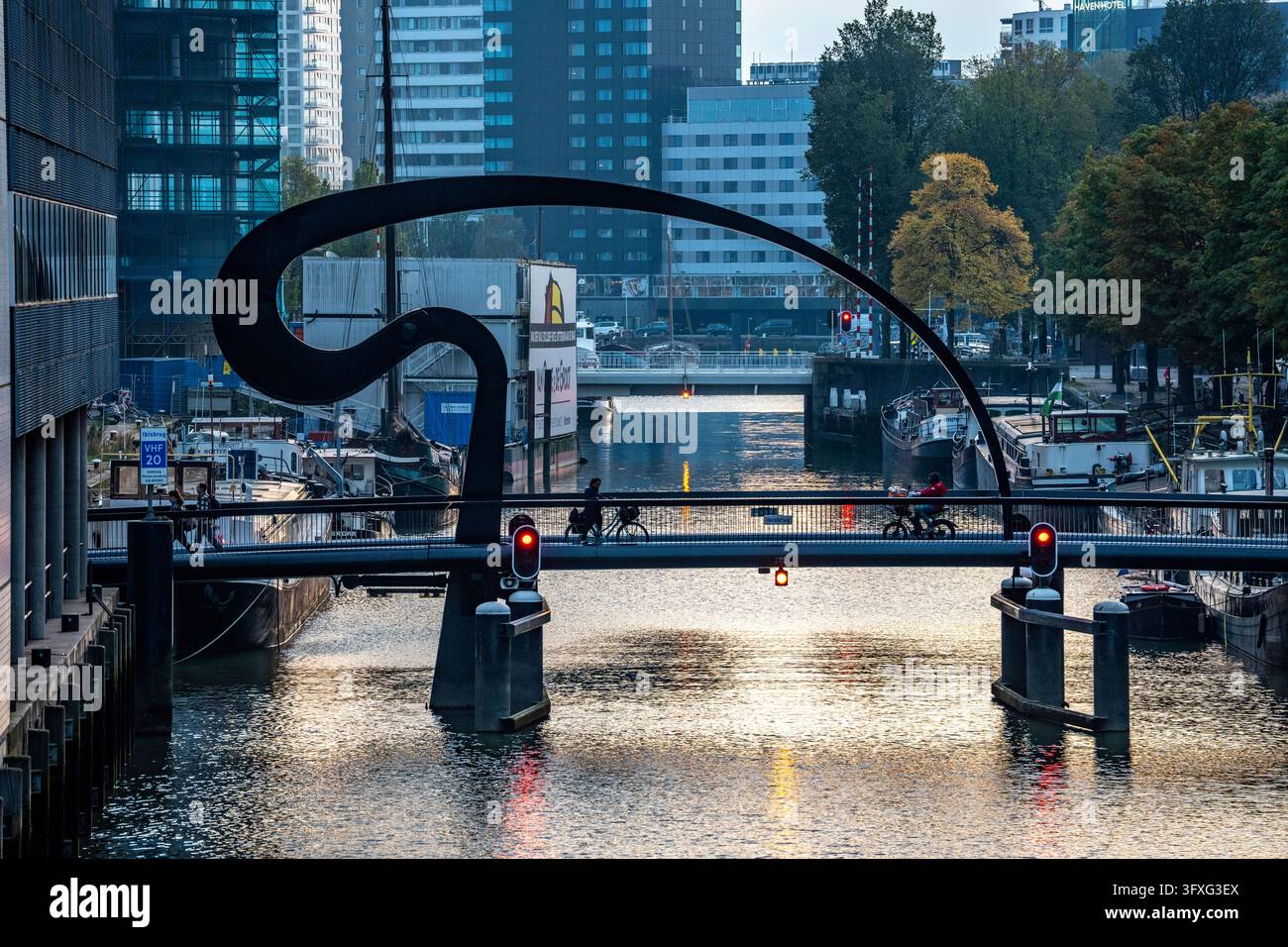 Fas Stock Die Ibis-Brücke, eine Zugbrücke über den Scheepmakershaven, Hafenkanal ...