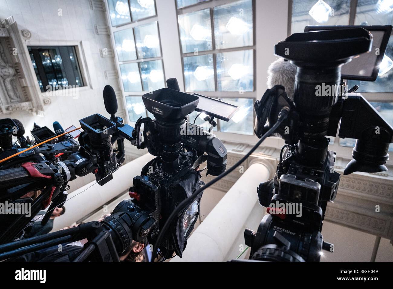Media representatives with microphones and TV cameras in the Federal ...
