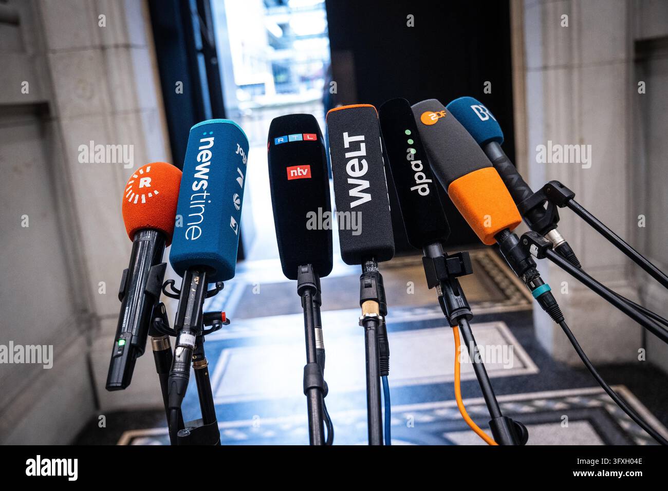 Media representatives with microphones and TV cameras in the Federal ...
