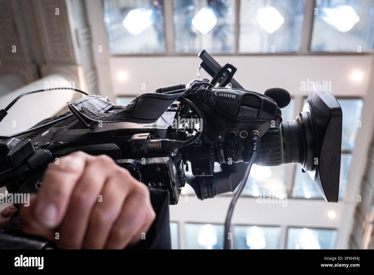 Media representatives with microphones and TV cameras in the Federal ...