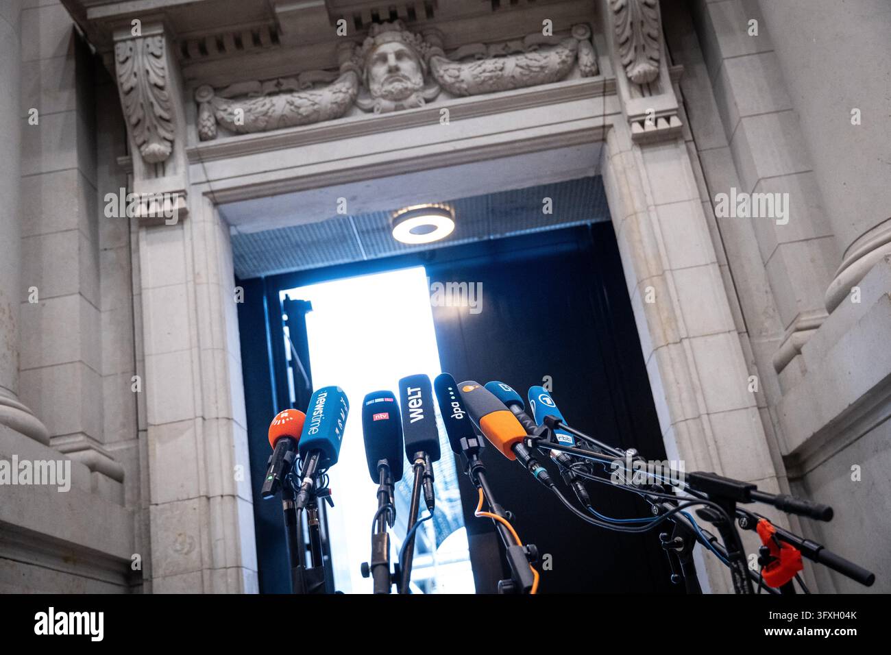 Media representatives with microphones and TV cameras in the Federal ...