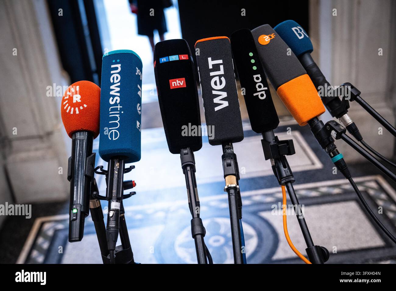 Media representatives with microphones and TV cameras in the Federal ...