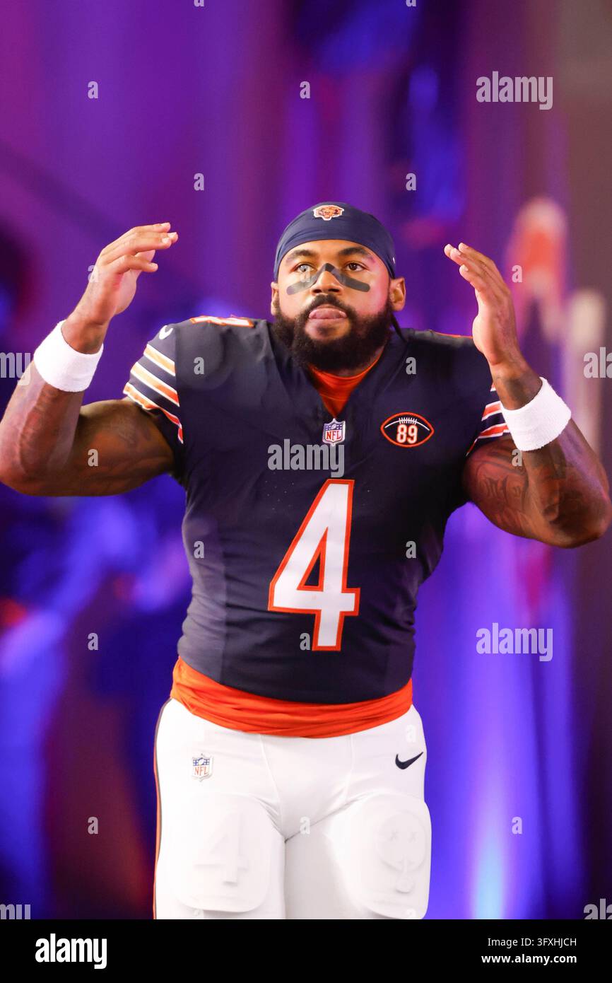 Chicago Bears running back D'Andre Swift (4) runs on the field before ...