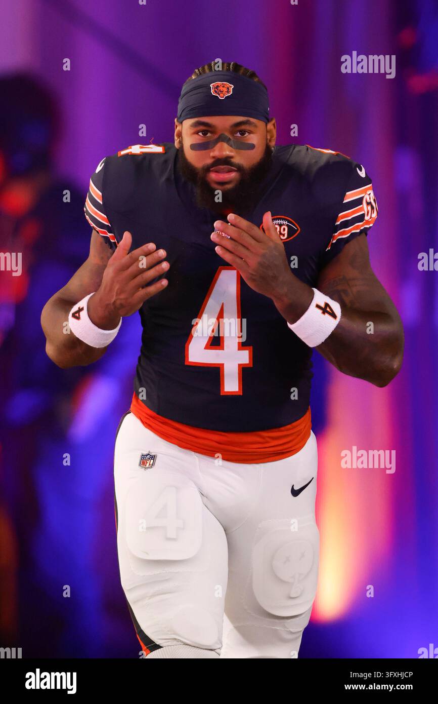 Chicago Bears running back D'Andre Swift (4) runs on the field before ...
