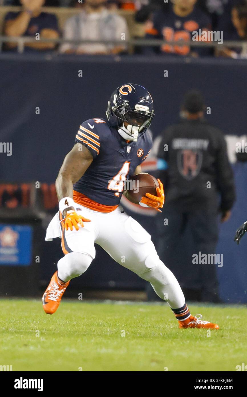 Chicago Bears running back D'Andre Swift (4) runs with the ball during ...