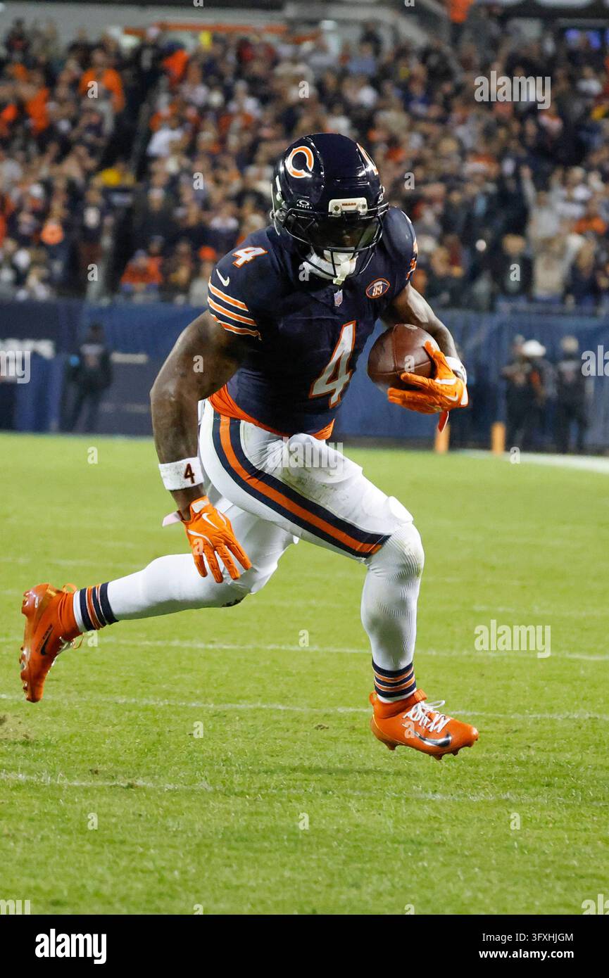 Chicago Bears running back D'Andre Swift (4) runs with the ball during ...