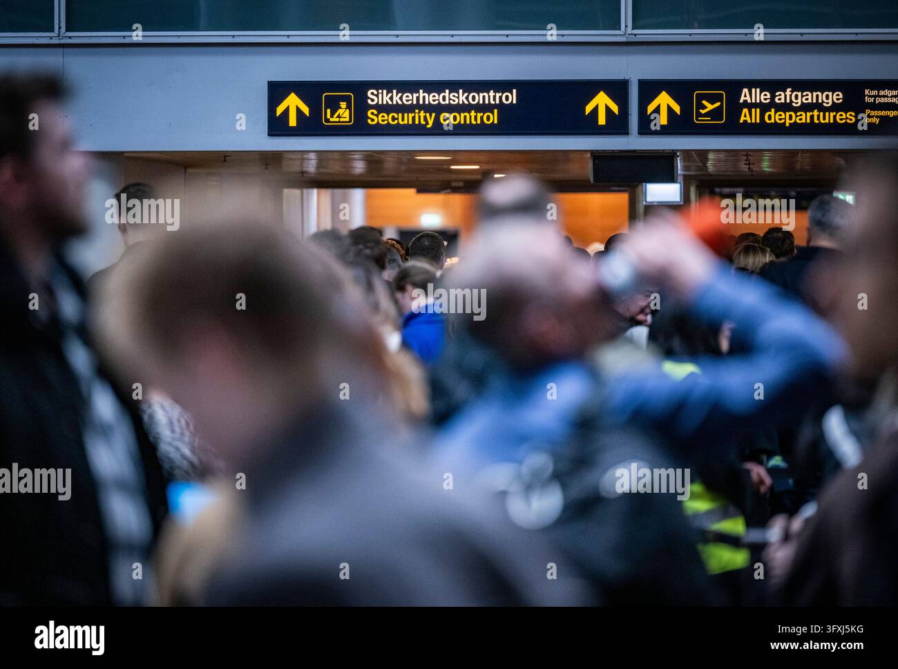 KASTRUP 2026-10-23 The queue in Terminal 3 winds its way through ...
