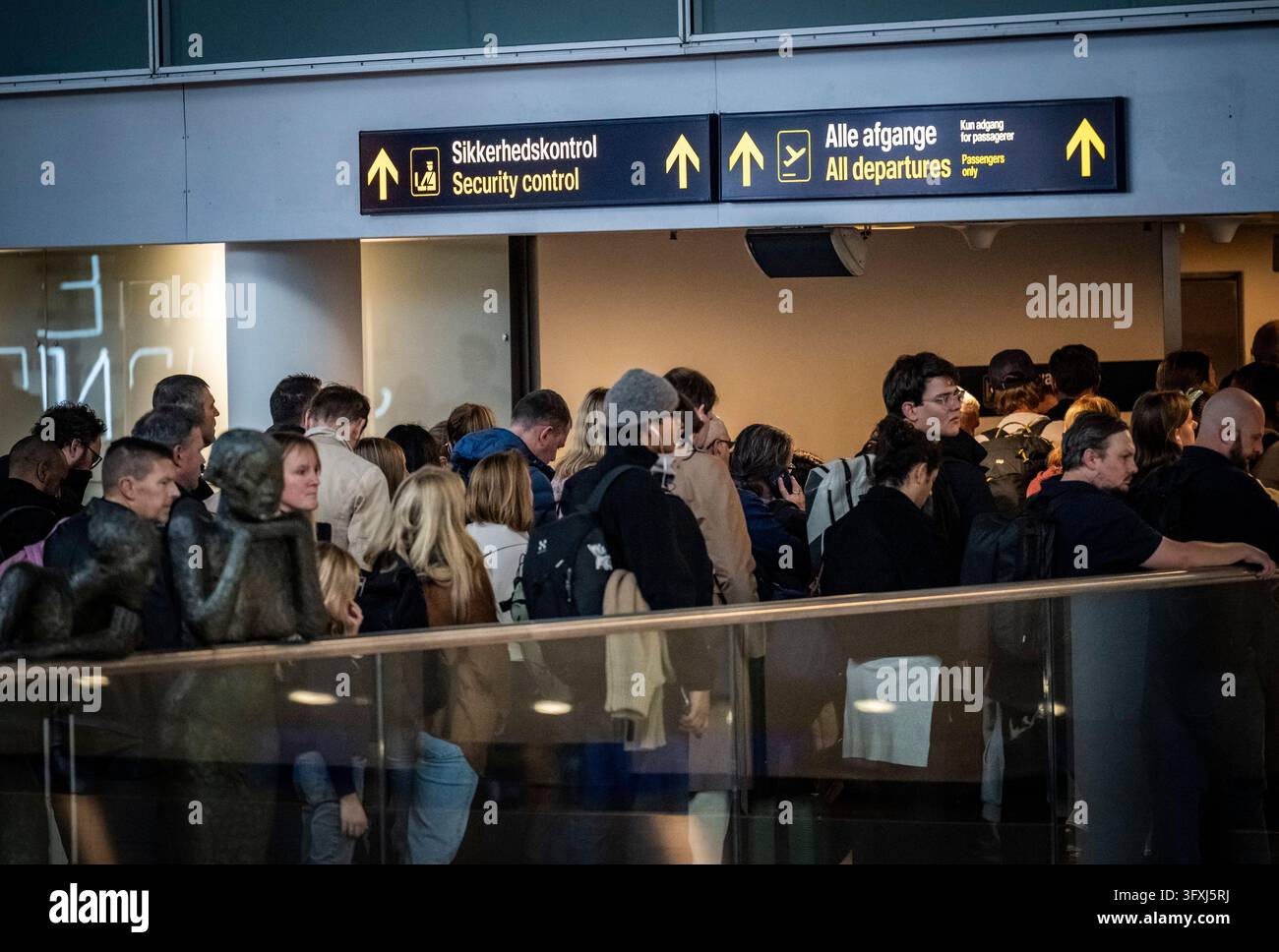 KASTRUP 2026-10-23 The queue in Terminal 3 winds its way through ...