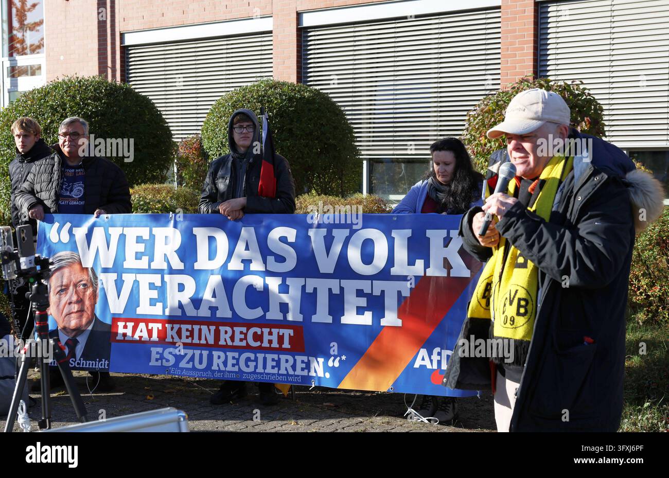 23 October 2026, Brandenburg, Frankfurt (Oder): AfD supporters ...