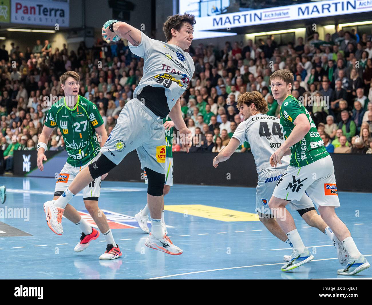 Tillman Leu (ThSV Eisenach, #99) gets a free shot at the six-meter line ...