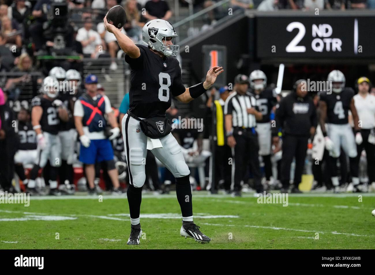 Las Vegas Raiders quarterback Kirk Cousins (8) plays against the ...