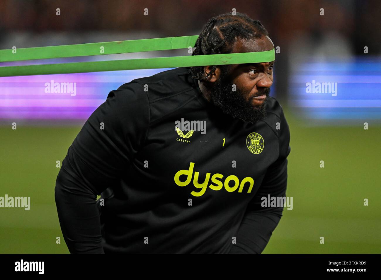 Beno Obano of Bath Rugby warming up before the Gallagher PREM match ...