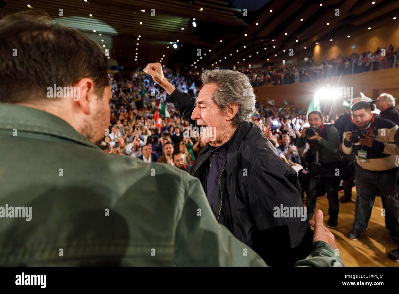A photograph of the singer Miguel Ríos at a PSOE pre-election campaign ...