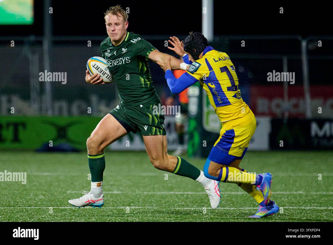 Sam Gilbert of Connacht fights for the ball with Simone Gesi of Zebre ...