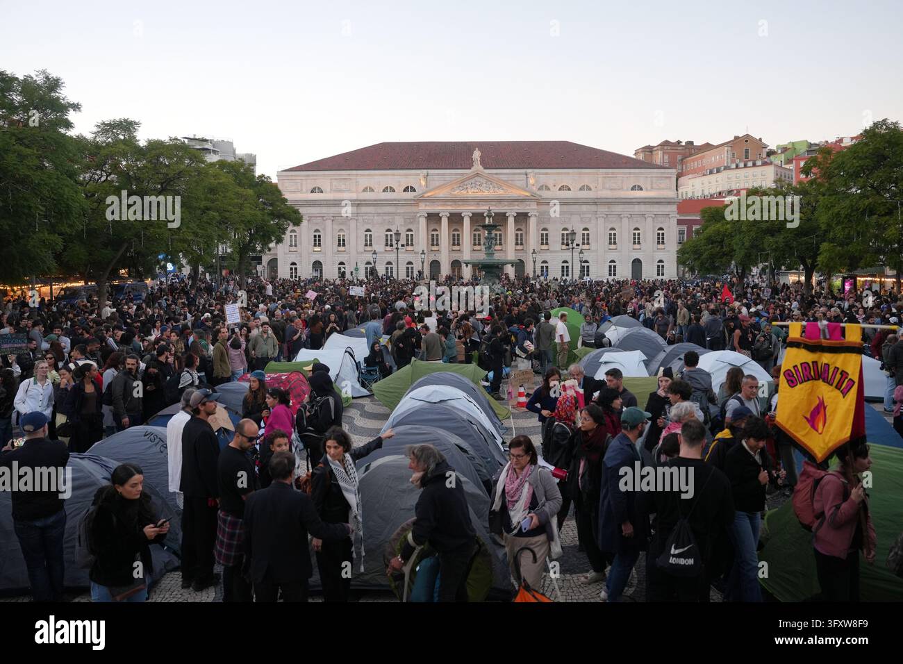 Protestors set up tents to spend the night after a demonstration to ...