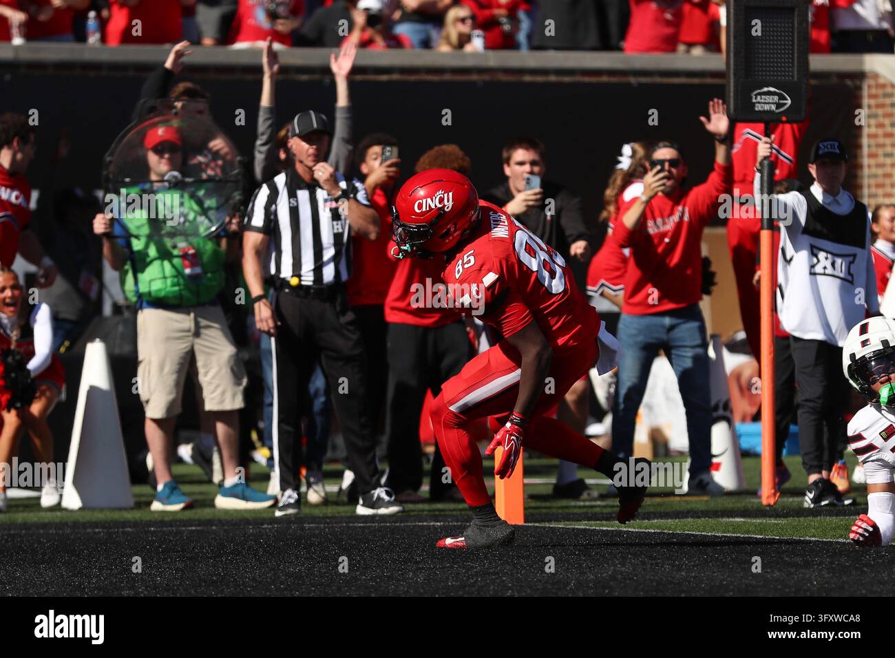 CINCINNATI, OH - OCTOBER 24: Cincinnati Bearcats tight end Lyviel ...
