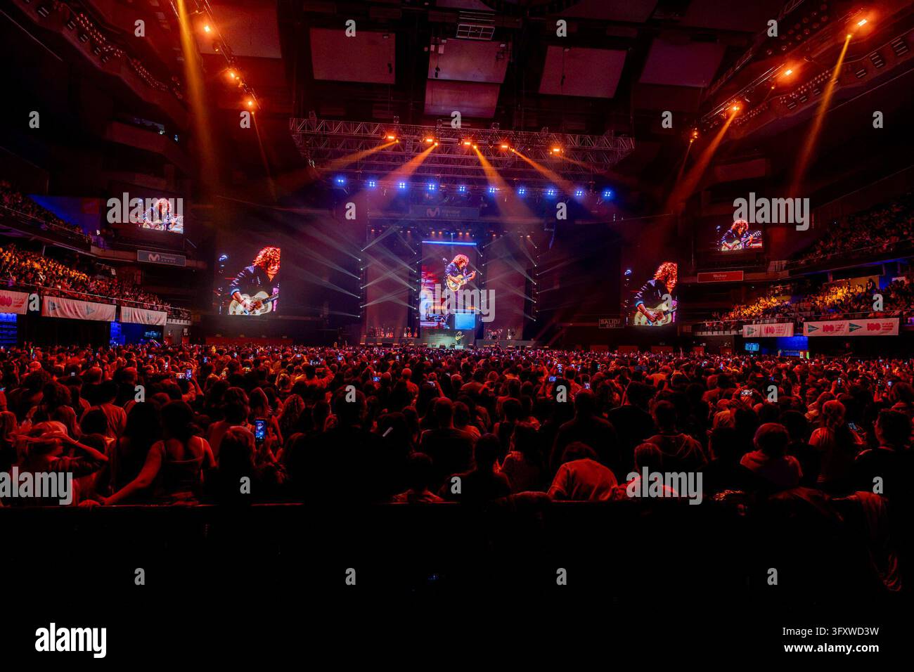 Singer-songwriter Rosana during her performance at the Cadena 100 ...