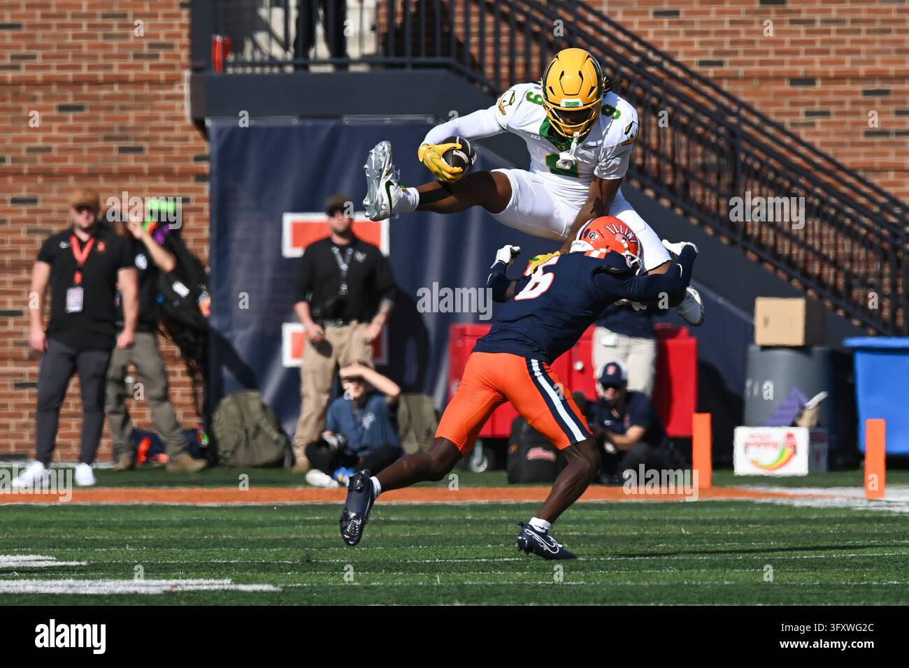 CHAMPAIGN, IL - OCTOBER 24: Oregon Ducks tight end Jamari Johnson (9 ...