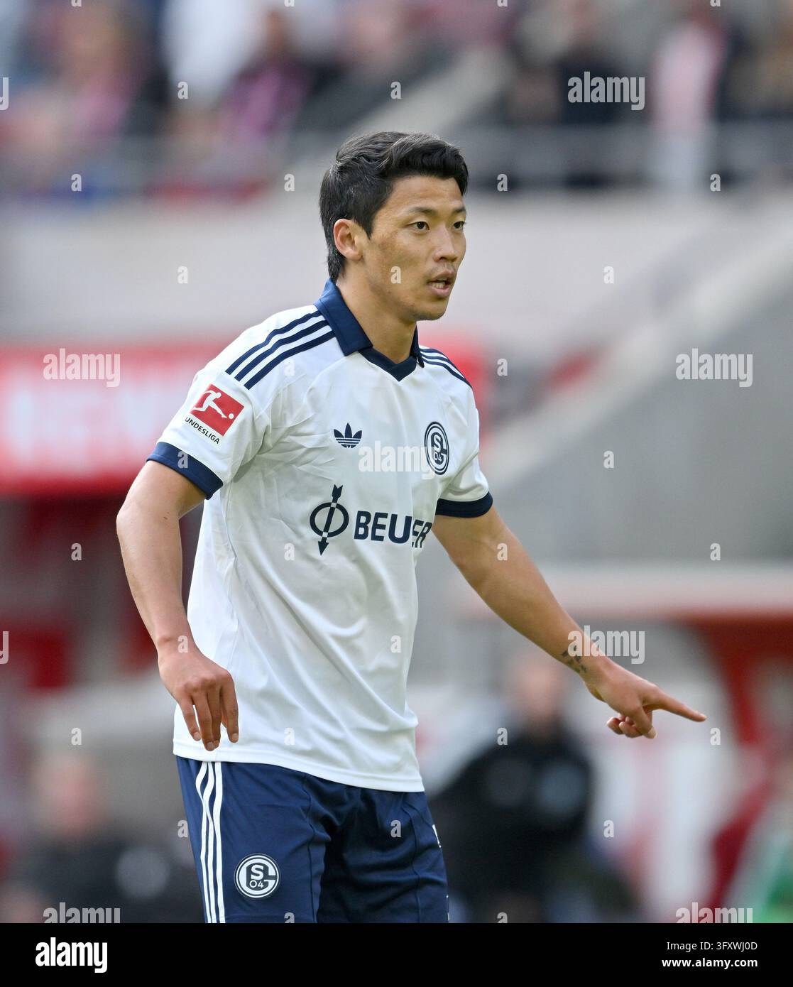 Hee-chan Hwang (Schalke 04) gesture. Football, 1st Bundesliga ...