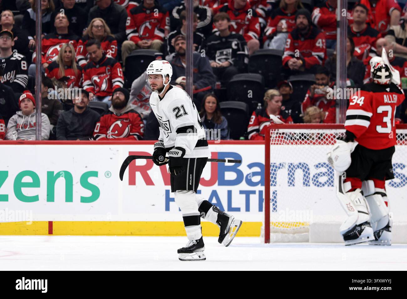 Los Angeles Kings center Scott Laughton (21) reacts after scoring a ...