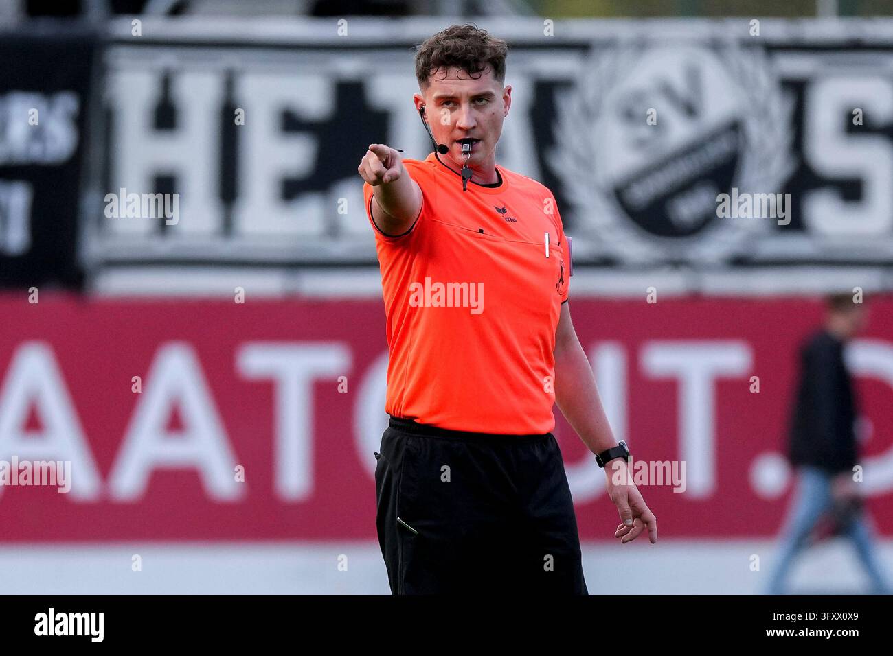 Nico Dönges (referee), giving instructions, gesturing, arm gestures ...
